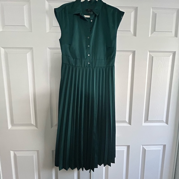 J. Crew Dresses & Skirts - JCrew EUC Elegant Green Pleated Dress